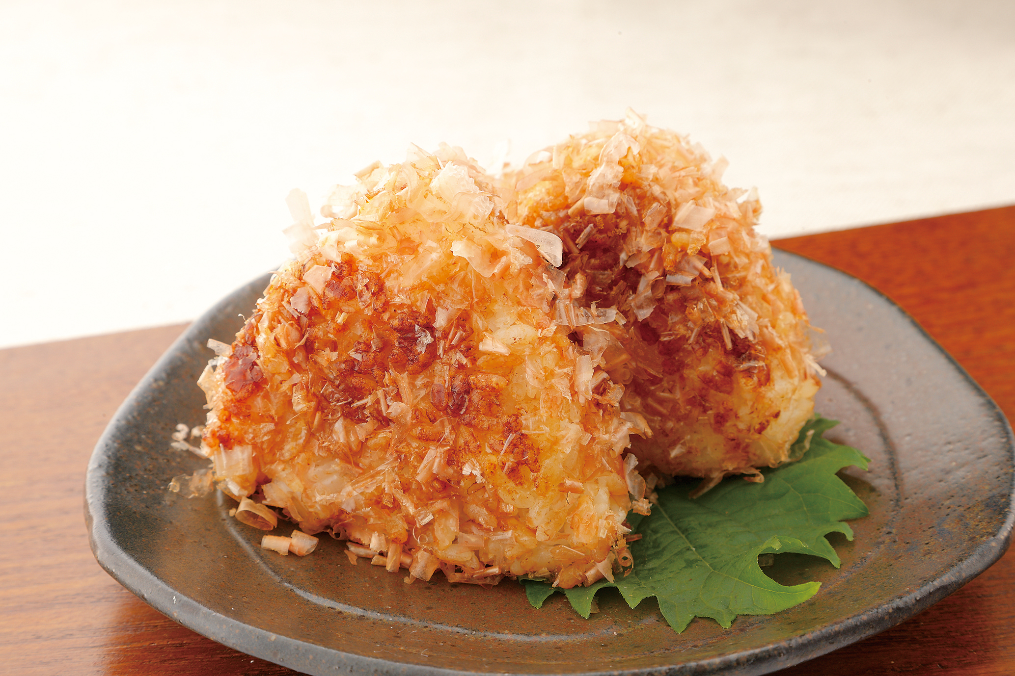 鰹節だけで簡単にできるみんなが大好きなおいしいおかかおにぎりの